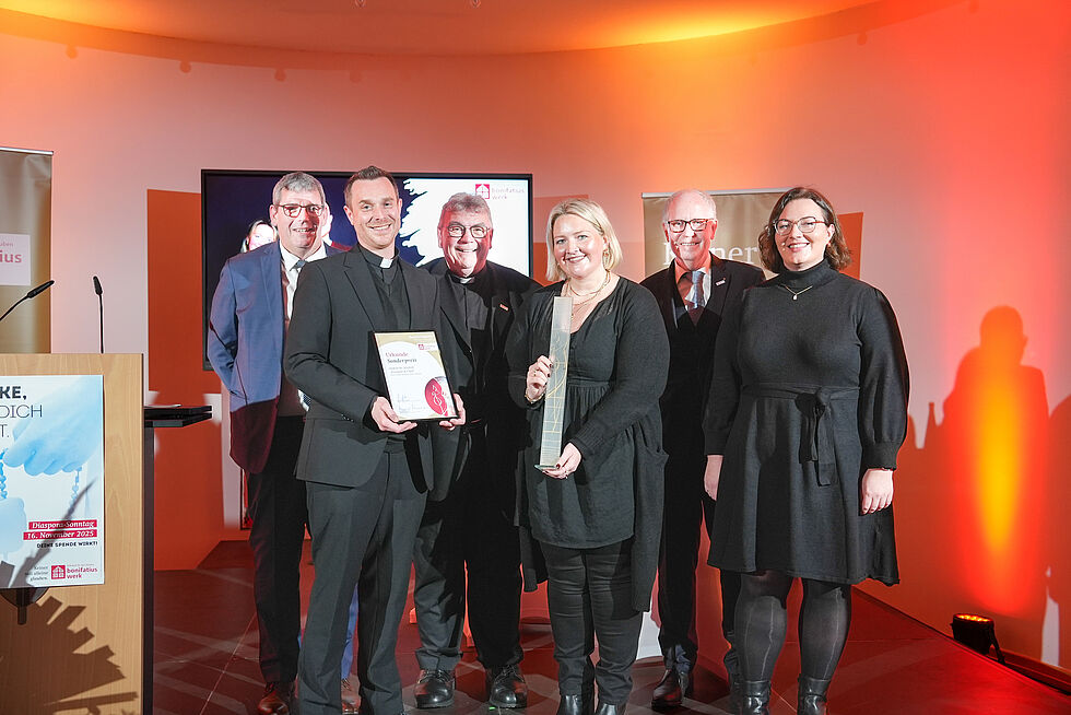 Bonifatiuswerk-Geschäftsführer Ingo Imenkämper, Pfarrer David Grüntjens, Bonifatiuswerk-Generalsekretär Msgr. Georg Austen, Michelle Engel, Bonifatiuswerk-Präsident Manfred Müller, Journalistin und Jurymitglied Daniela Ordowski. Foto: Marcus Thielking