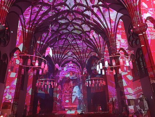 Beeindruckende Lichtinstallation in der Kirche in Berlin-Kreuzberg. (Foto: Carla Böhnstedt)