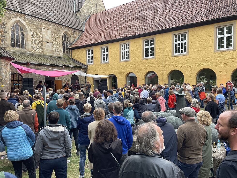 Mit dem Community-Building-Projekt „Trude lädt ein“ machte das Bistum Osnabrück die unsichtbare Mauer ein wenig durchlässiger und erschloss das Potential eines fruchtbaren Miteinanders. (Foto: Anja Breer)