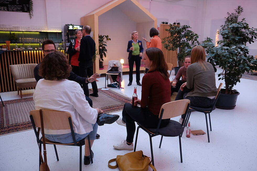 Monatliche After-Work-Meetings für junge Berufstätige in einem modernen Coworking-Space, der in seiner Atmosphäre Arbeit mit Kreativität verbindet. (Foto: Corinna Morys-Wortmann)