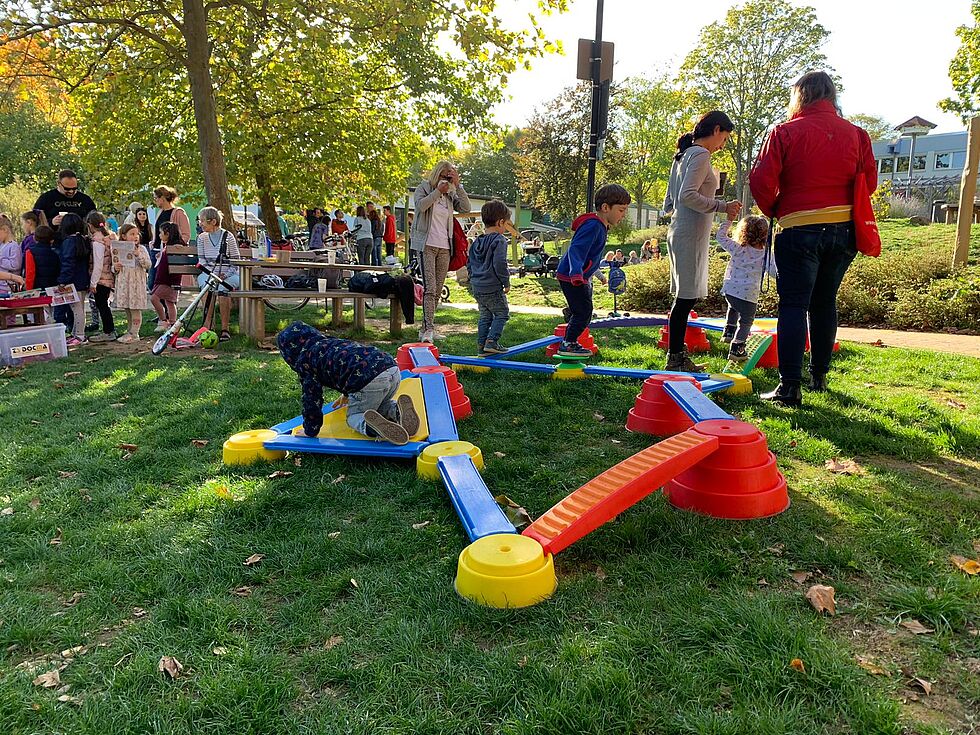 Das Spielmobil begeistert jung und alt. (Foto: Edwin Borg)